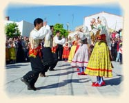 Bailando la Fola con traje de Antigua