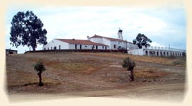 Vista trasera de la ermita y alojamientos mayordoma