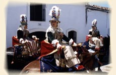 Jamugueras a las puertas de sus casas